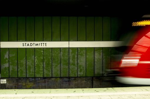Weil viele Lokführer krank  sind, fahren einige S-Bahnen in Stuttgart seltener. Foto: imago/Lichtgut