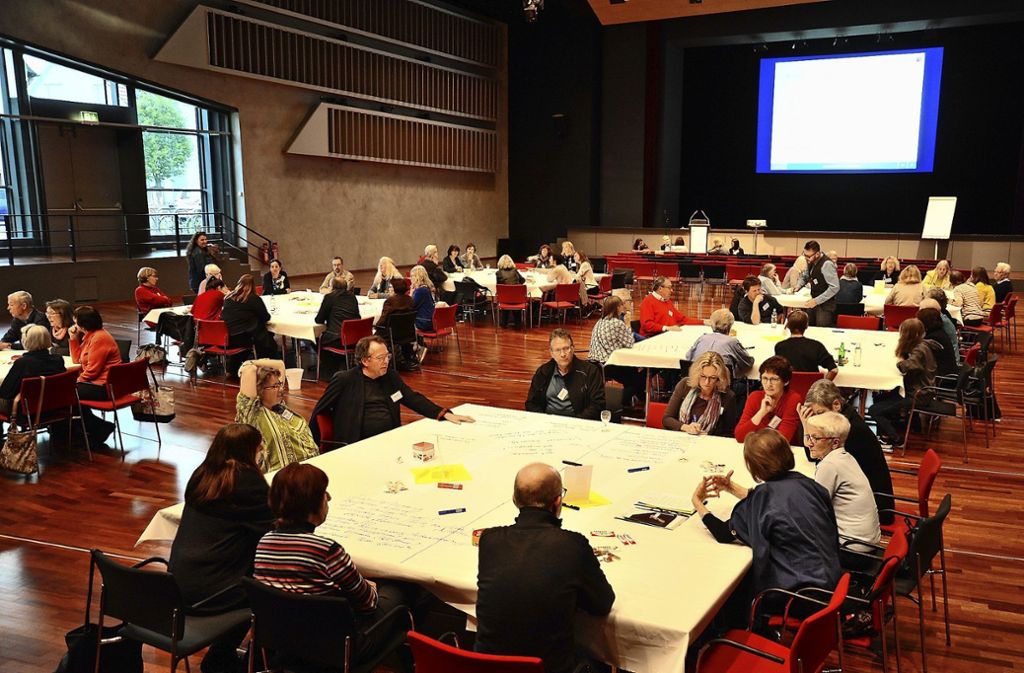 Bürger formulieren beim Workshop im Neckar Forum ihre Erwartungen an die Bücherei der Zukunft: Bürger planen ihre Bücherei