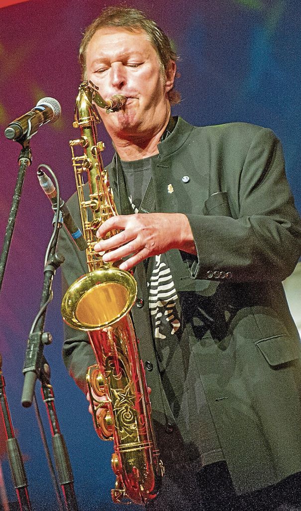 Wenn Hans-Jürgen Buchner mit Haindling auf der Bühne steht, lebt er seine Musik mit jeder Faser. Foto: Marc Müller/dpa